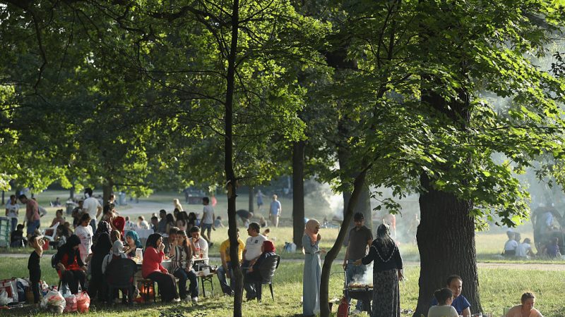 Berlin: Vom Bezirksamt beauftragte Park-Aufpasser dealen offenbar selbst mit Drogen