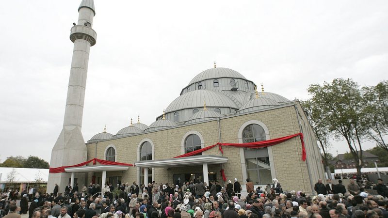 Großmoschee in Duisburg nach Bombendrohung evakuiert – Kein Sprengstoff gefunden