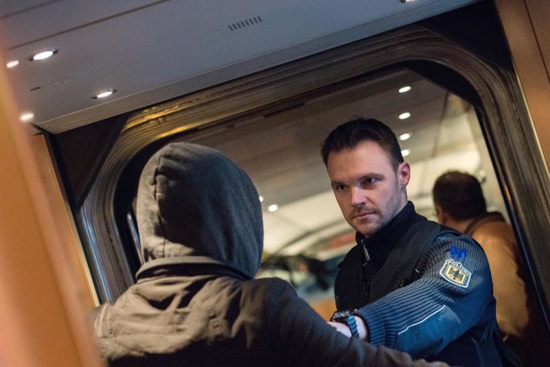 Aggressiver Zugreisender aus Donauwörth: Gambier bespuckt Polizisten und versucht sie zu beißen