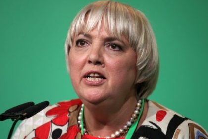Polizist nach Beleidigung von Claudia Roth zu 4.400 Euro Geldstrafe verurteilt