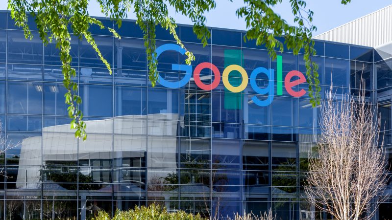 Ein Google-Schriftzug am Firmensitz in Silicon Valley (Mountain View, Kalifornien, USA).