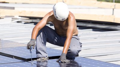 Hitze: IG Bau will Sommerausfallgeld und UV-Westen für Bauarbeiter