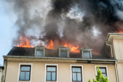 Vater und zwei Töchter sterben bei Wohnungshausbrand in Baden-Württemberg