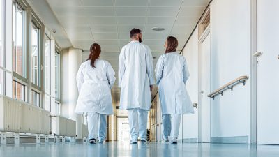 Umfrage: Ärzte geteilter Meinung bei Überforderung des Gesundheitswesens