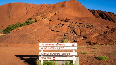 Australien: Angekündigtes Kletterverbot führt zu Besucher-Ansturm am Ayers Rock