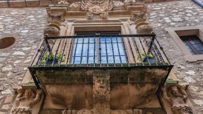 Neumünster: Abbrechender Balkon reißt drei Jugendliche in die Tiefe