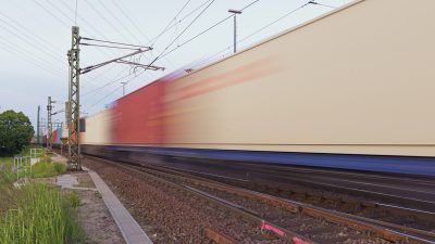 Mehr als 2000 Tonnen schwerer Güterzug fährt in Niedersachsen in Kuhherde