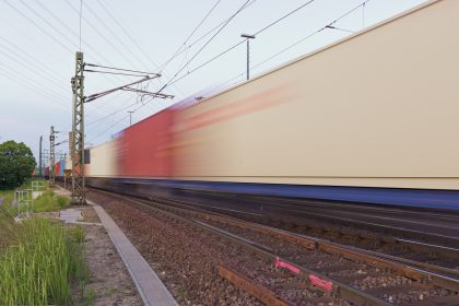 Mehr als 2000 Tonnen schwerer Güterzug fährt in Niedersachsen in Kuhherde
