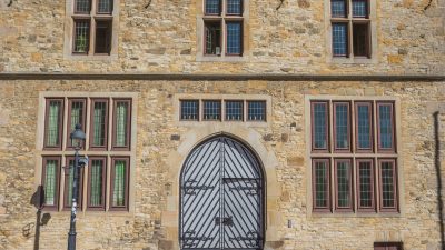 Unbekannte zündeln an jahrhundertealter Tür des historischen Rathauses Osnabrück