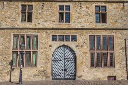 Unbekannte zündeln an jahrhundertealter Tür des historischen Rathauses Osnabrück