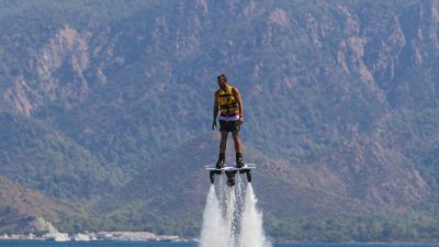 „Raketenmann“ Zapata schafft mit seinem „Flyboard“ Überquerung des Ärmelkanals