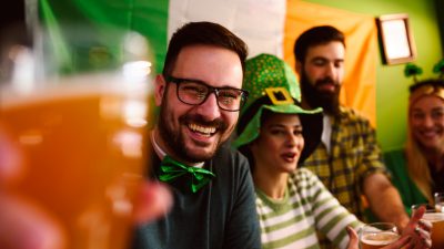 Irische Pubs dürfen nach 15 Wochen Lockdown wieder öffnen