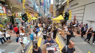 Ältere Menschen zeigen Unterstützung für  junge Demonstranten in Hongkong
