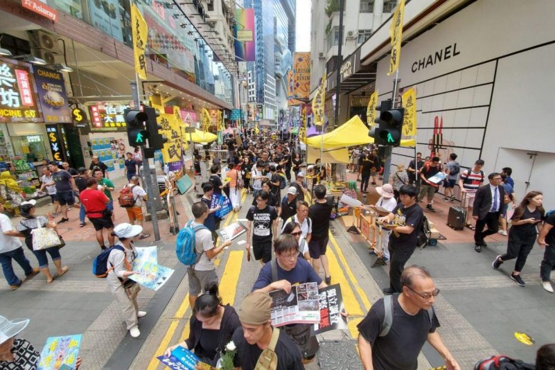 Ältere Menschen zeigen Unterstützung für  junge Demonstranten in Hongkong