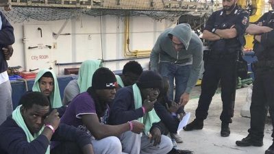 NGO setzt sich über Dekret von Salvini hinweg: Mit 41 Migranten an Bord in Lampedusa angelandet
