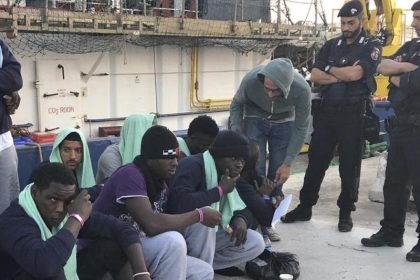 NGO setzt sich über Dekret von Salvini hinweg: Mit 41 Migranten an Bord in Lampedusa angelandet