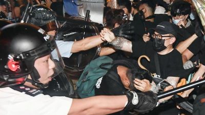 Hongkong: Fünf Festnahmen nach erneuten Protesten – Polizei setzt Schlagstöcke und Pfefferspray ein