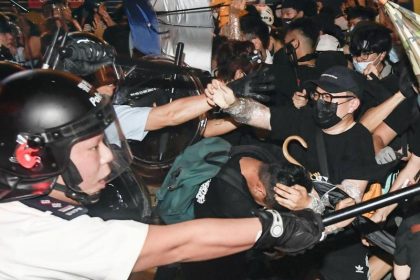 Hongkong: Fünf Festnahmen nach erneuten Protesten – Polizei setzt Schlagstöcke und Pfefferspray ein
