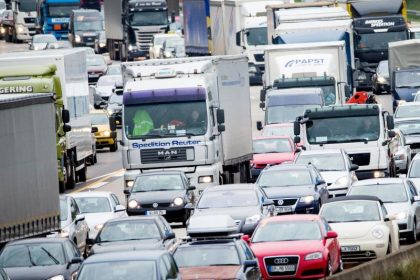 Volle Straßen, Züge, Flüge: Urlauber brauchen Geduld