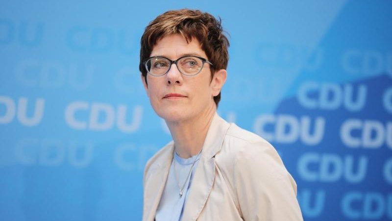 CDU-Vorsitzende Annegret Kramp-Karrenbauer übernimmt Verteidigungsministerium – Merkel als Chefin