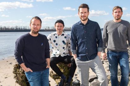 Revolverheld greifen Seenotrettern unter die Arme