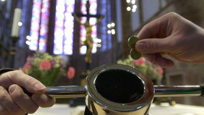 „Ruhekissen“ Kirchensteuer abschaffen: Die Kirchen verlangweilen, Pfarrer sind quasi verbeamtet