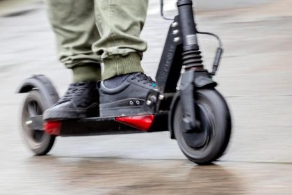 Kölner Polizei stoppt betrunkenen E-Scooter-Fahrer auf Autobahn