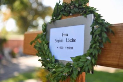 Der Vater weint bei den Worten des Richters über die ermordete Sophia