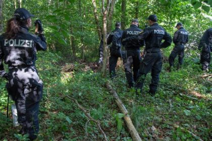 Vermisstenfall München: Polizei sucht im Wald nach Leichen