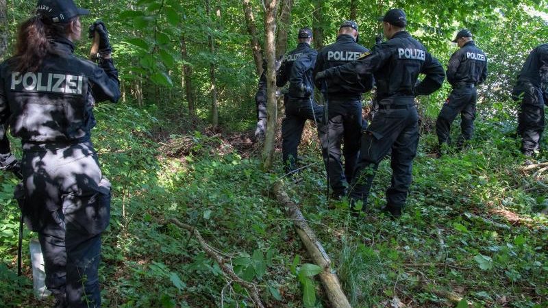 Vermisstenfall München: Polizei sucht im Wald nach Leichen