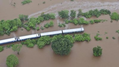 Monsun in Indien: 800 Bahnreisende nach zwölf Stunden aus Zug gerettet