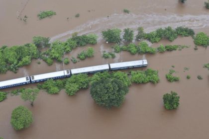 Monsun in Indien: 800 Bahnreisende nach zwölf Stunden aus Zug gerettet