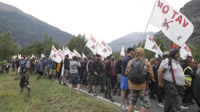 Italien gibt EU-Kommission Zusage für umstrittene Bahntrasse – Proteste in Turin