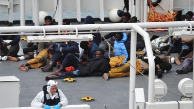 115 Migranten harren auf Küstenwache-Schiff in Italien aus