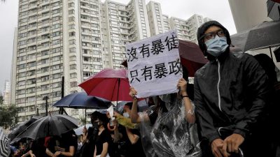 Erneute Proteste nach Anklage gegen 44 Hongkonger wegen „Aufruhrs“ – Polizei setzt Tränengas ein