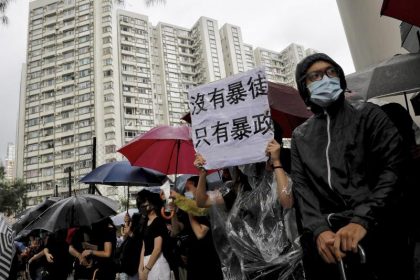 Erneute Proteste nach Anklage gegen 44 Hongkonger wegen „Aufruhrs“ – Polizei setzt Tränengas ein