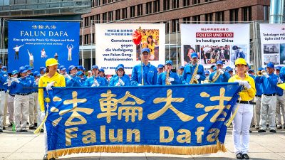 Friedlicher Widerstand live in Berlin: Gegen 20 Jahre brutale Verfolgung von Falun Gong in China