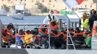 „Alan Kurdi“ wartet vor Italien – Salvini lässt NGO-Schiff nicht einreisen