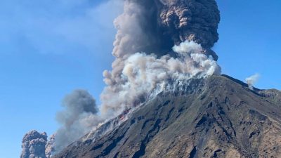 Starke Explosion gegen Mittag: Vulkan Stromboli erneut aktiv – Rauchwolke von zwei Kilometern Höhe