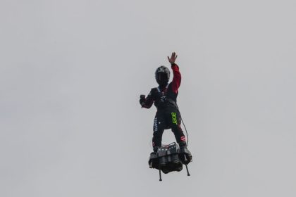 Nach Sturz ins Wasser: “Fliegender Mann” startet neuen Versuch der Ärmelkanal-Überquerung