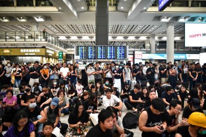 Verkehrschaos wegen Protest-Streiks: Mehr als 100 Flüge an Flughafen von Hongkong gestrichen