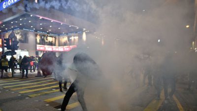 LIVE: Trotz Drohungen der KP-China – Hongkonger kehren auf die Straße zurück –  Polizei setzt Tränengas ein