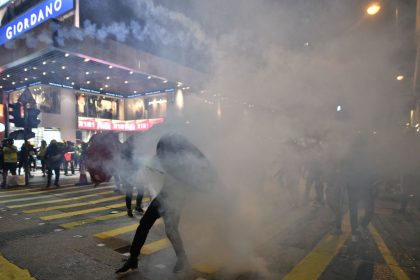 LIVE: Trotz Drohungen der KP-China – Hongkonger kehren auf die Straße zurück –  Polizei setzt Tränengas ein