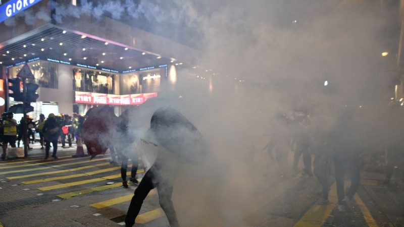 LIVE: Trotz Drohungen der KP-China – Hongkonger kehren auf die Straße zurück –  Polizei setzt Tränengas ein