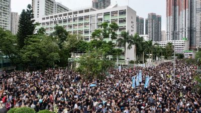Hongkong: Weiterhin Demonstrationen, Tränengas bei Polizeieinsätzen – Aufruf zum stadtweiten Streik am Montag