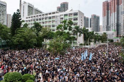 Hongkong: Weiterhin Demonstrationen, Tränengas bei Polizeieinsätzen – Aufruf zum stadtweiten Streik am Montag