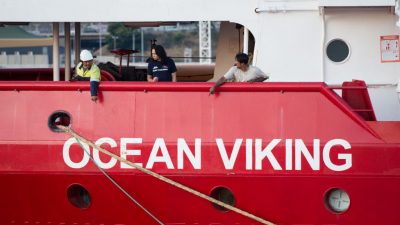 „Ocean Viking“ nimmt mehr als 180 Migranten an Bord