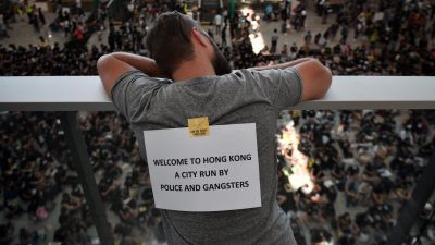 Demonstranten beginnen Sitzstreik am Hongkonger Flughafen
