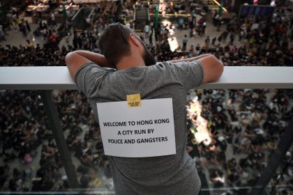 Demonstranten beginnen Sitzstreik am Hongkonger Flughafen