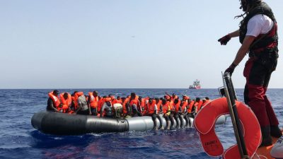 Hunderte illegale Migranten auf der Suche nach einem Hafen – Italien und Malta mauern
